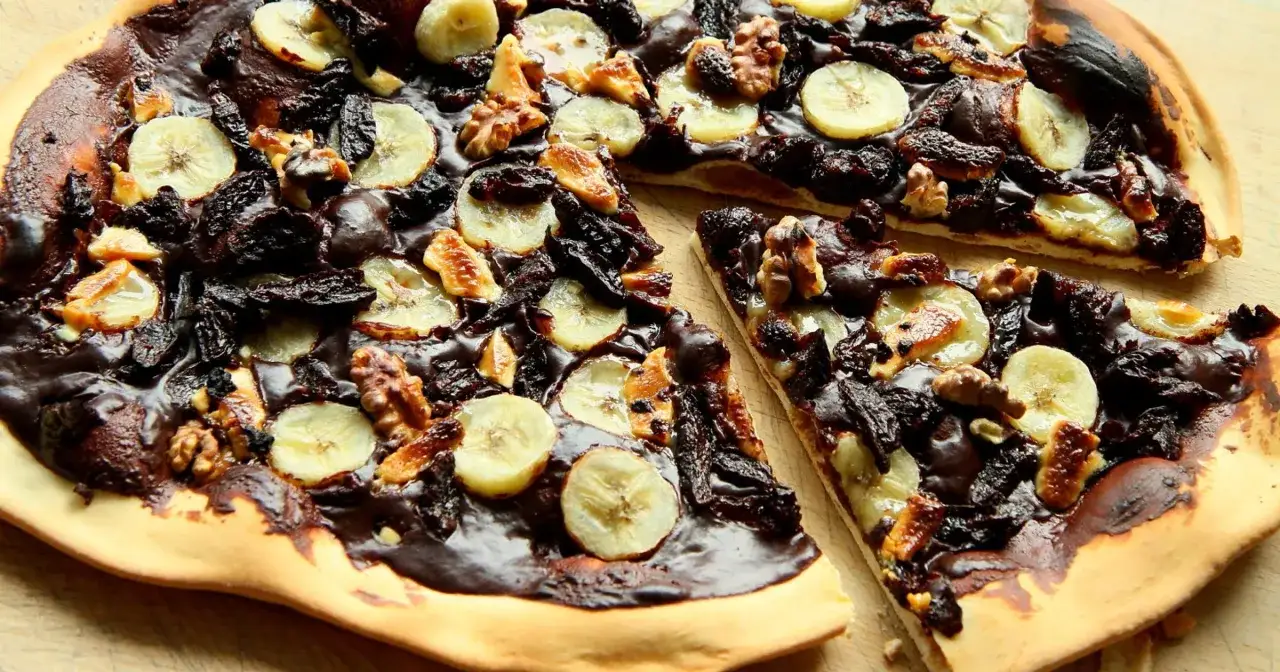 Pyszna pizza na słodko z bananami, orzechami i polewą czekoladową. Idealna na deser!