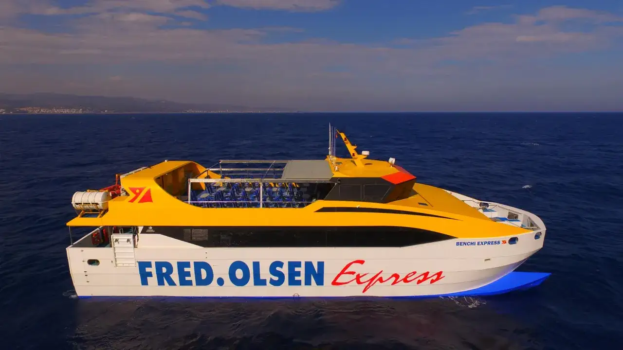 Barco Fred. Olsen Express, un ferry rápido que conecta Tenerife y La Gomera, navega por aguas azules bajo un cielo nublado.