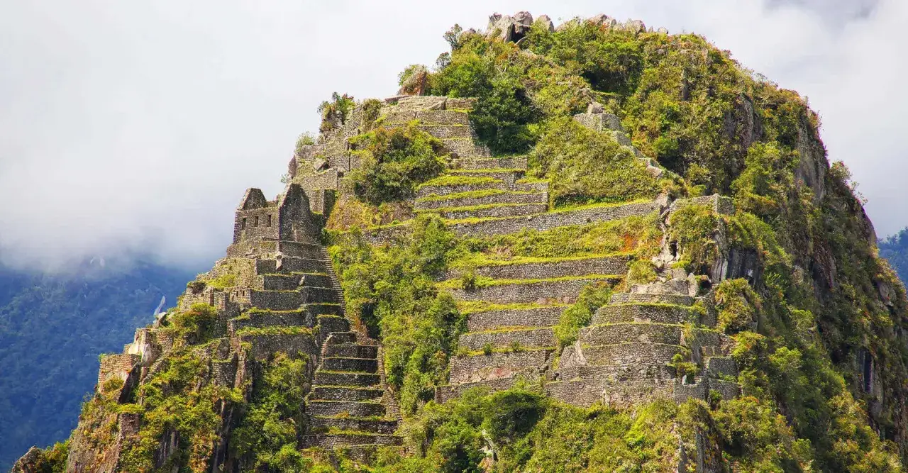 Terrassen und Ruinen am Huayna Picchu, einem steilen Berg in den Anden, Peru.
