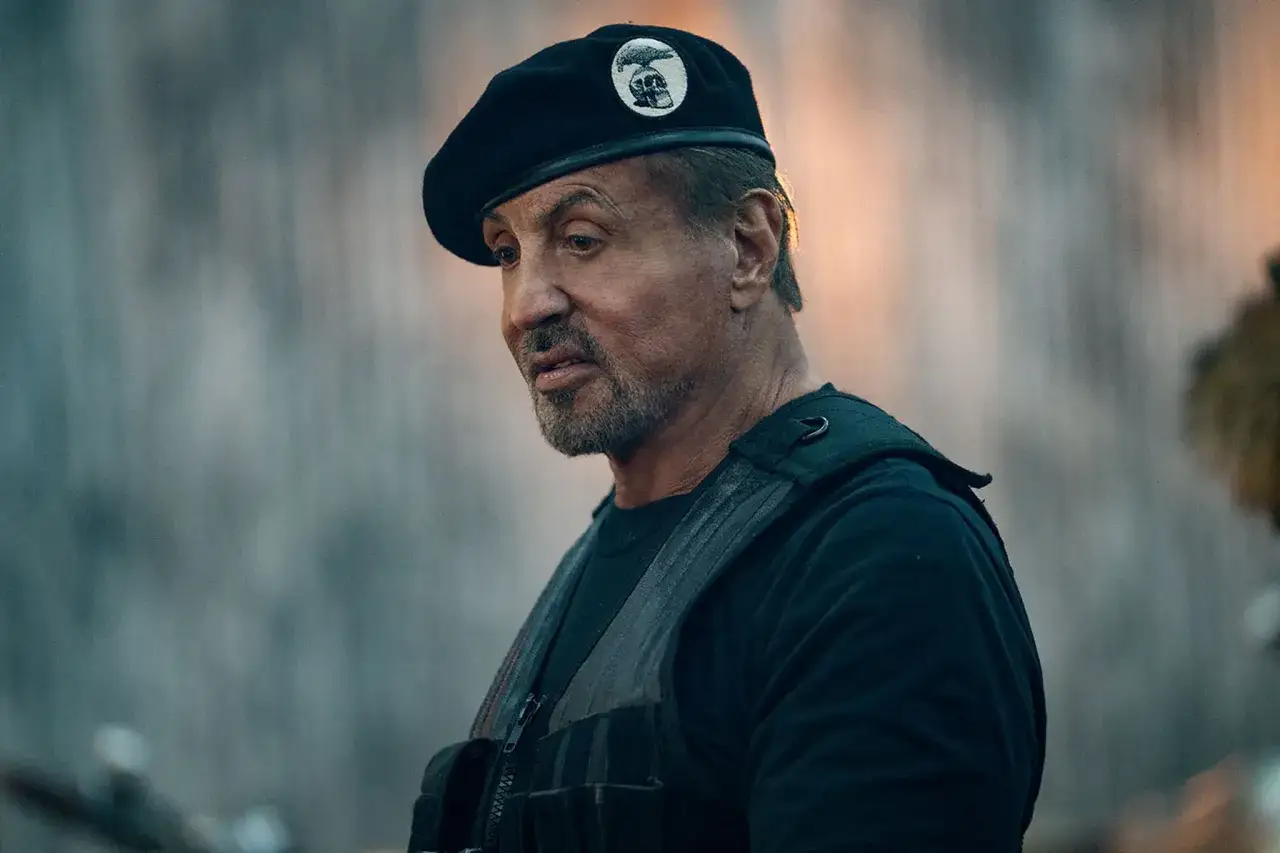 Sylvester Stallone b&auml;r en svart basker med en d&ouml;dskalle-emblem, redo f&ouml;r action i en ny sylvester stallone serie.