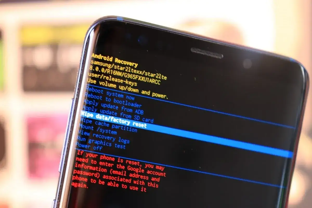 Ekran telefonu z menu Android Recovery. Widoczna opcja 