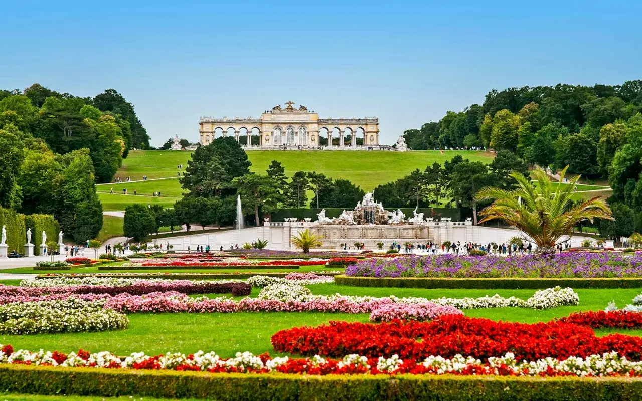 Pałac Schönbrunn zachwyca kwitnącymi rabatami i fontanną. Warto kupić pałac Schönbrunn bilety, by zobaczyć to piękno.