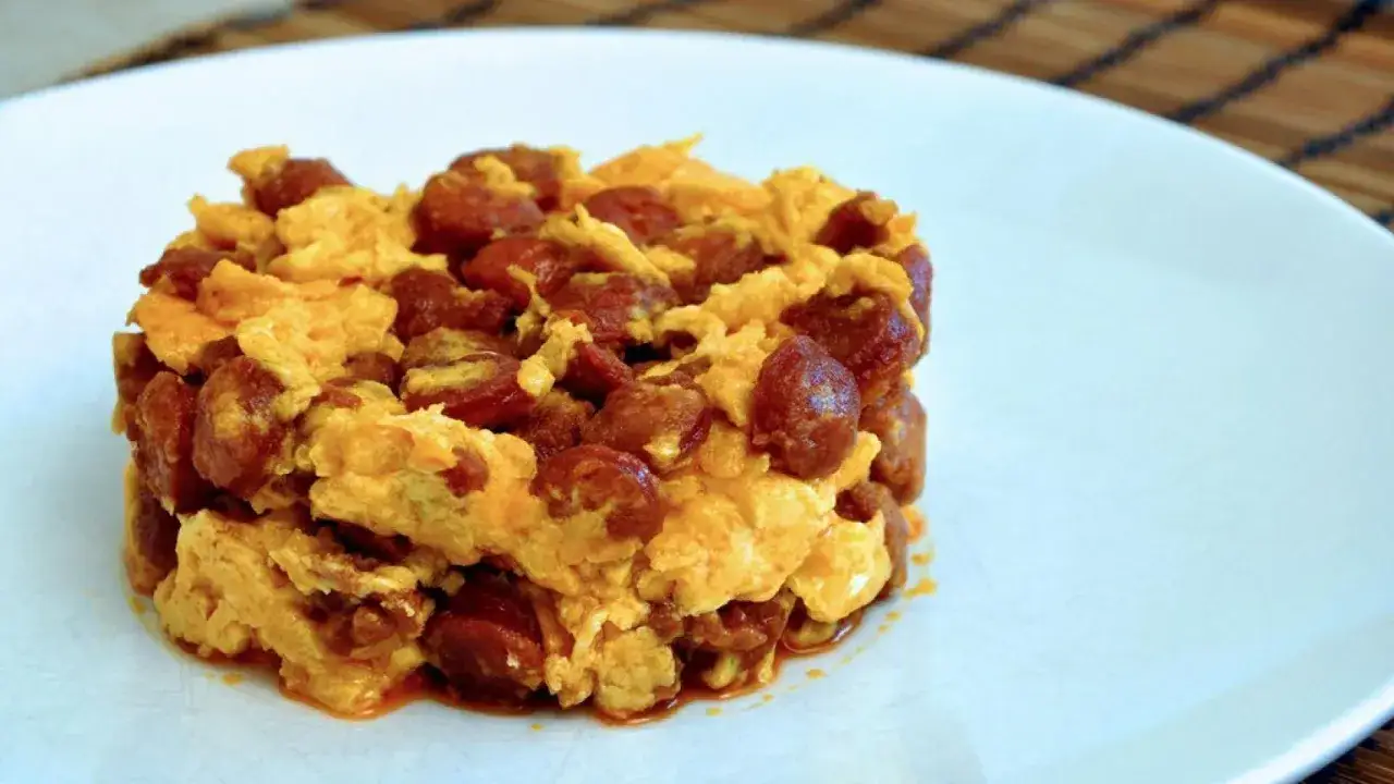 Delicioso plato de duelos y quebrantos receta, con huevos revueltos y trozos de chorizo.