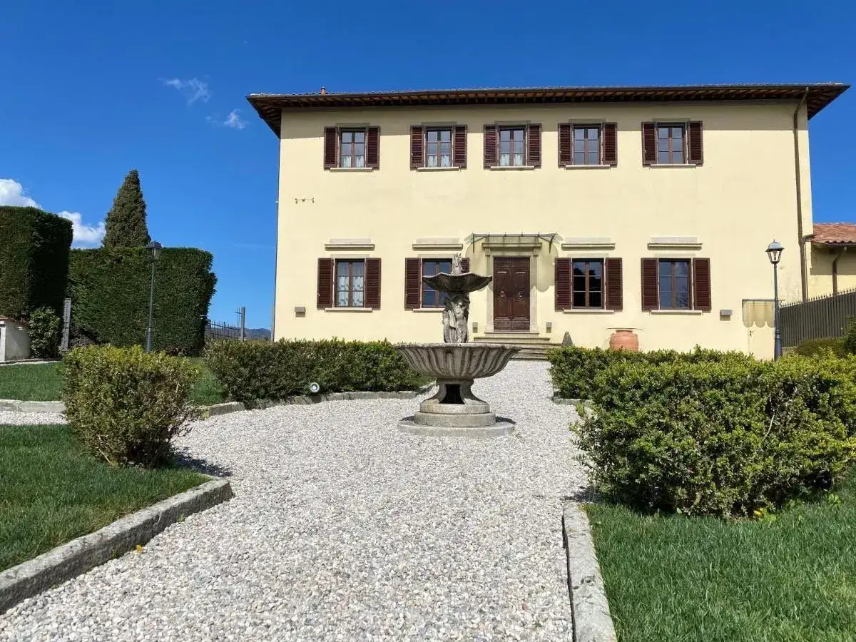 Maison toscane jaune avec fontaine et jardin soign&eacute; &agrave; Barberino di Mugello.