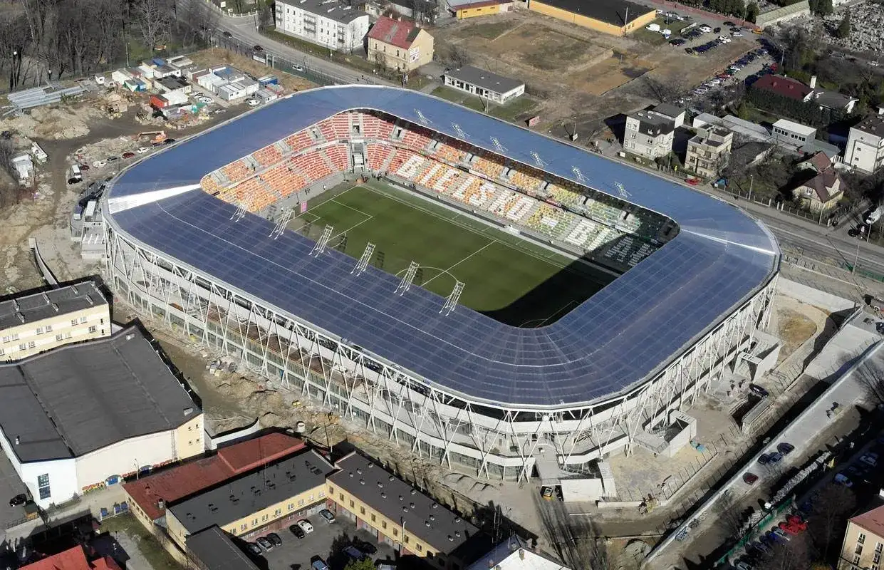 Nowoczesny stadion miejski w Bielsku-Białej z zadaszeniem pokrytym panelami słonecznymi.