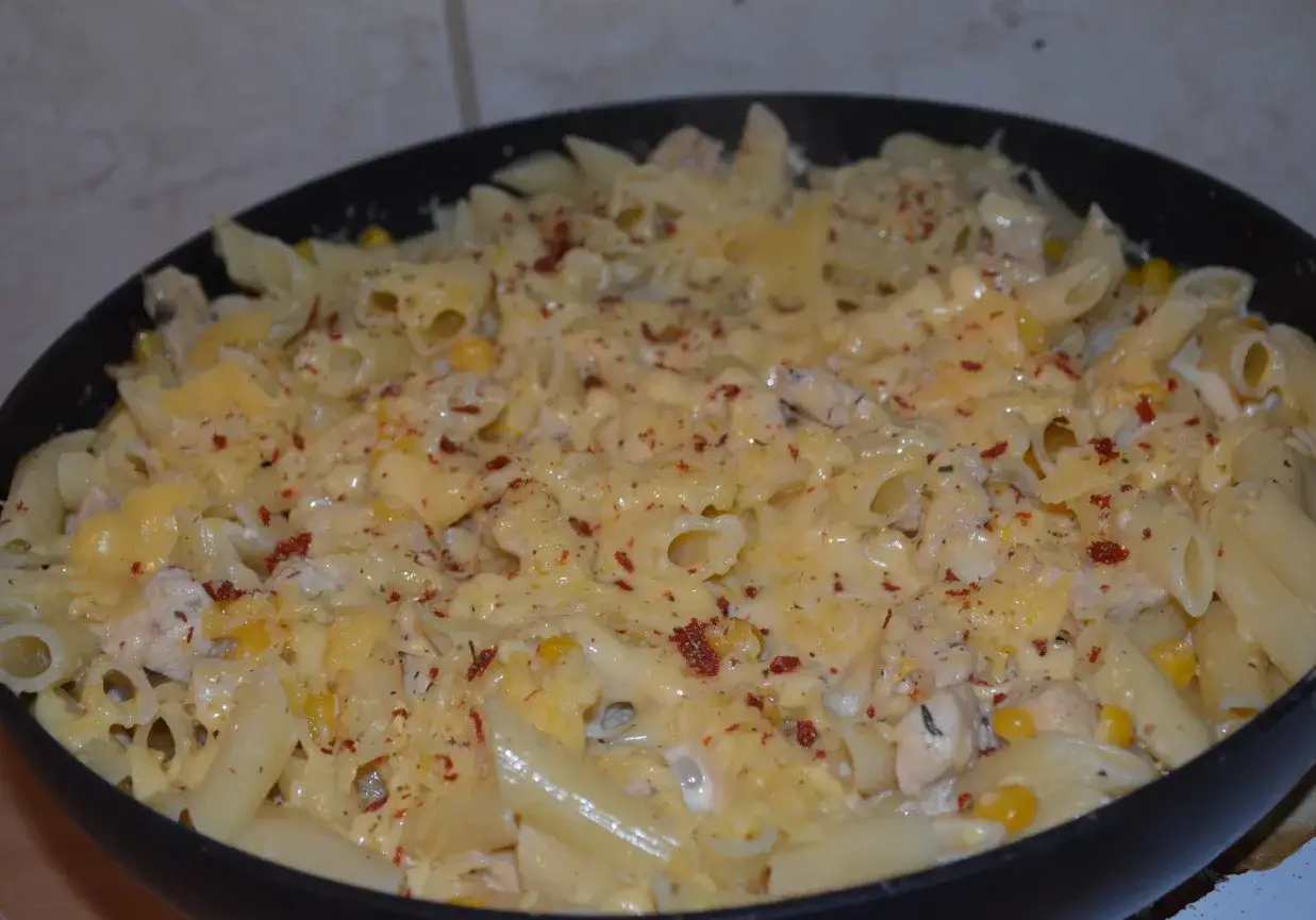 Penne z kurczakiem i kukurydzą, zapieczone pod serem. Idealne danie, gdy zastanawiasz się, jak podgrzać zapiekankę makaronową, by smakowała jak świeżo zrobiona.