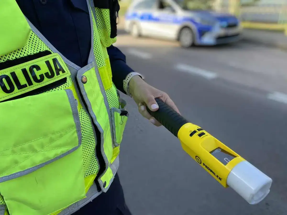 Policjantka z alkomatem w ręku. Czy za jazdę na rowerze zabierają prawo jazdy? To pytanie zadaje sobie wielu.