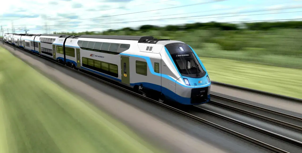 Nowoczesny, dwupiętrowy pociąg PKP Intercity pędzi po torach. Szukaj tanich biletów Intercity na podróż!