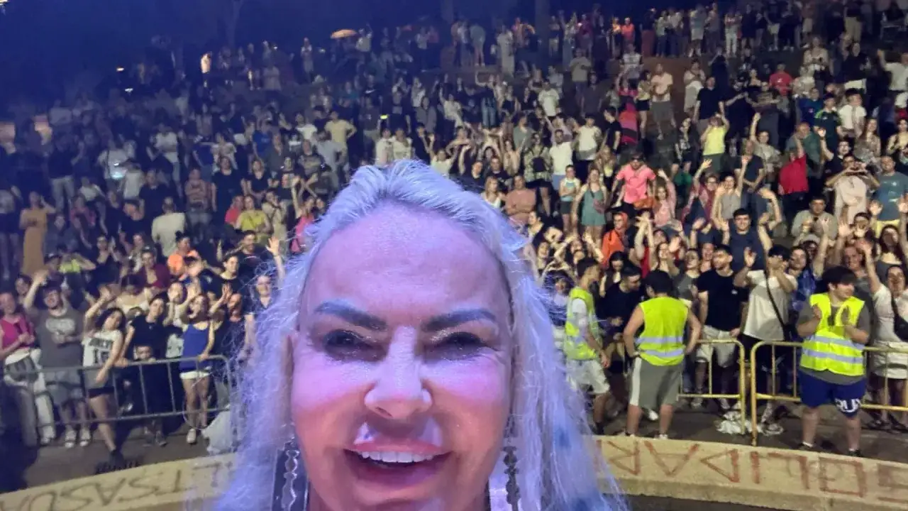 Leticia Sabater sonríe a una multitud entusiasta en Zaragoza.