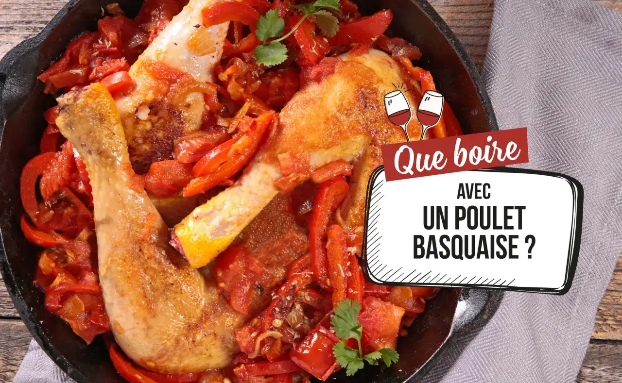 Un plat app&eacute;tissant de poulet basquaise mijot&eacute; avec des poivrons rouges et des tomates. La question se pose : quel vin avec poulet basquaise ?