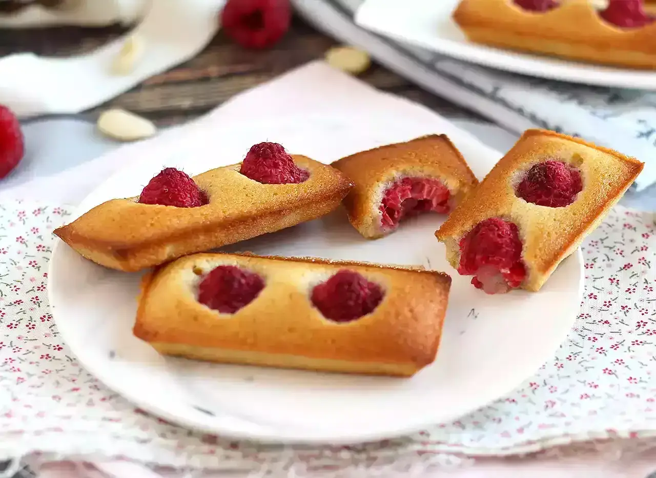 Financiers dorés aux framboises, parfaits pour une recette gourmande.
