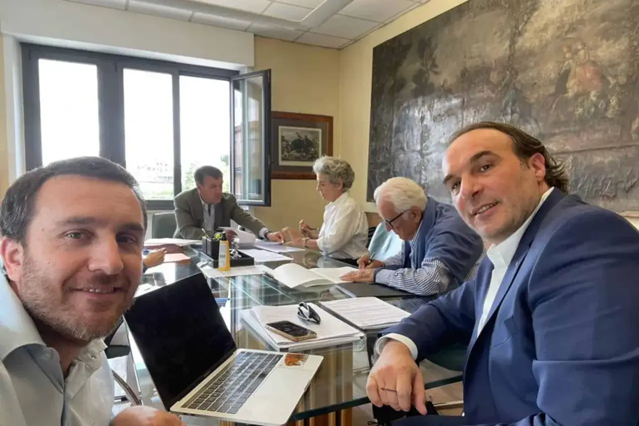 Persone riunite attorno a un tavolo per un rogito. Il garante deve essere presente.