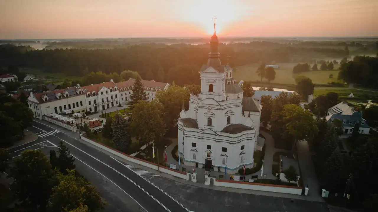 Wschód słońca nad barokowym kościołem, jednym z pięknych sanktuariów maryjnych w Polsce.