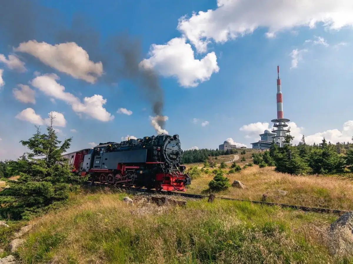 Dampflok f&auml;hrt auf den Brocken. Hier kann man die Aussicht genie&szlig;en und mit der Brockenbahn fahren.