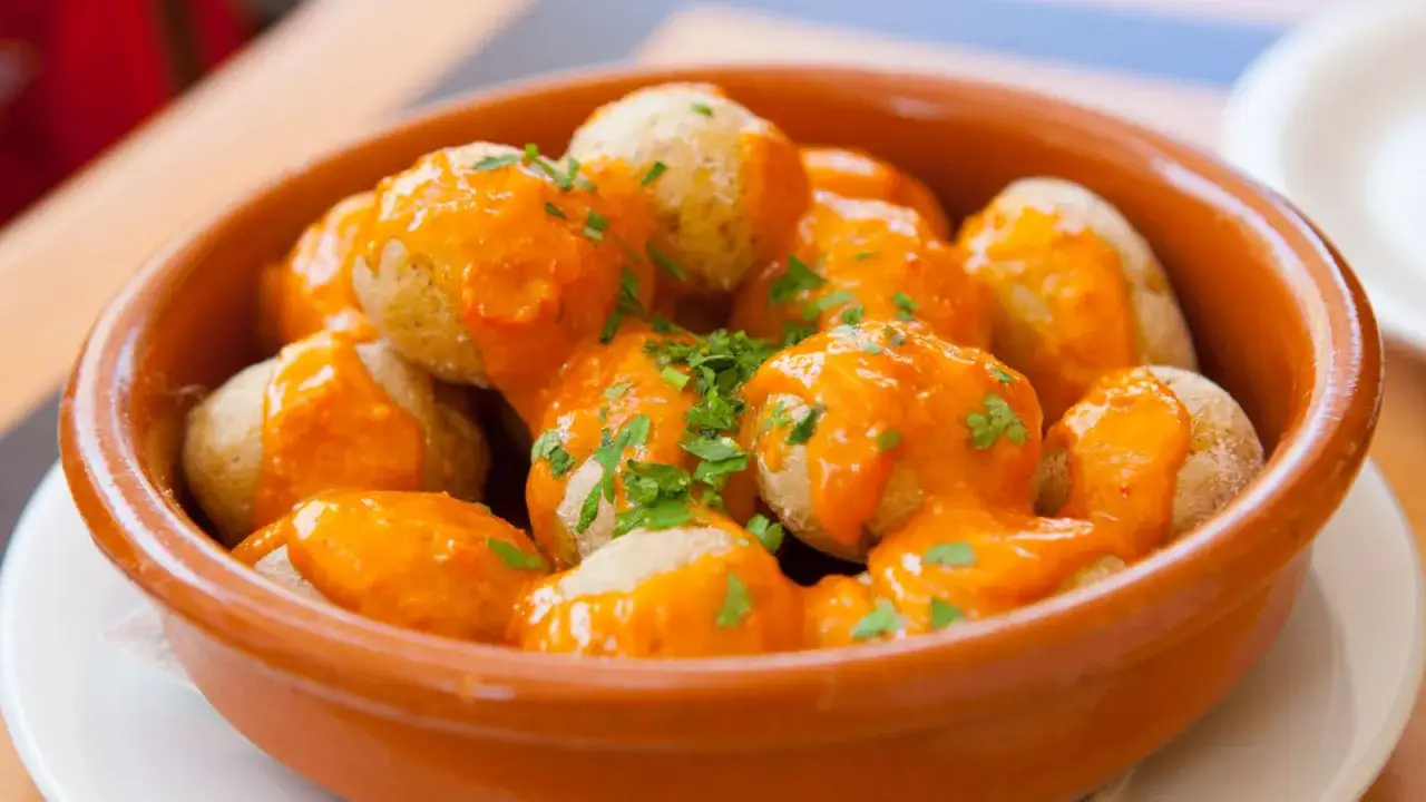 Papas arrugadas con mojo pic&oacute;n, un plato canario delicioso. &iexcl;As&iacute; se hacen!