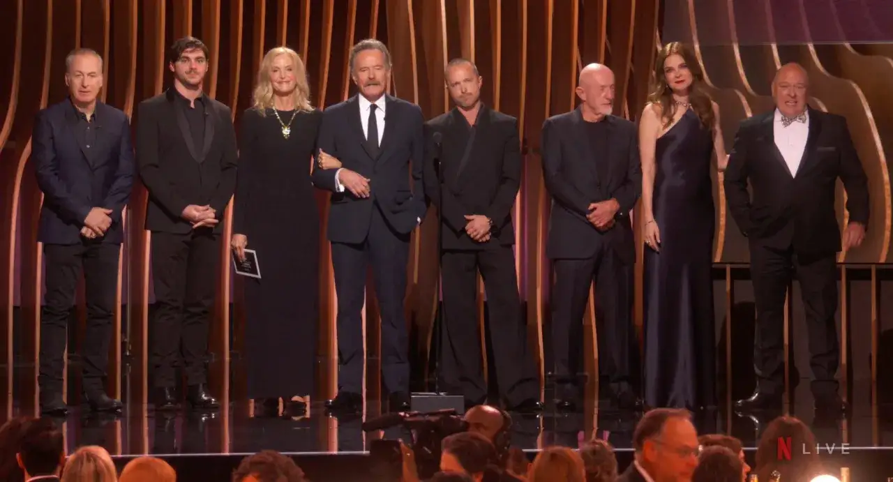 Die Besetzung von Breaking Bad versammelt sich auf der B&uuml;hne: Bob Odenkirk, RJ Mitte, Anna Gunn, Bryan Cranston, Aaron Paul, Michael McKean, Betsy Brandt und Dean Norris.