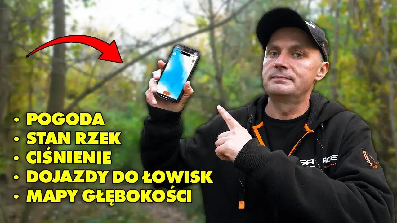 Wędkarz sprawdzający prognozę pogody na telefonie