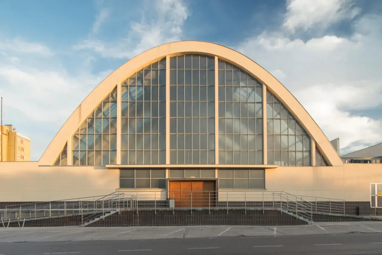 Charakterystyczny łuk i przeszklona fasada budynku to ozdoba gdyńskiego szlaku modernizmu.
