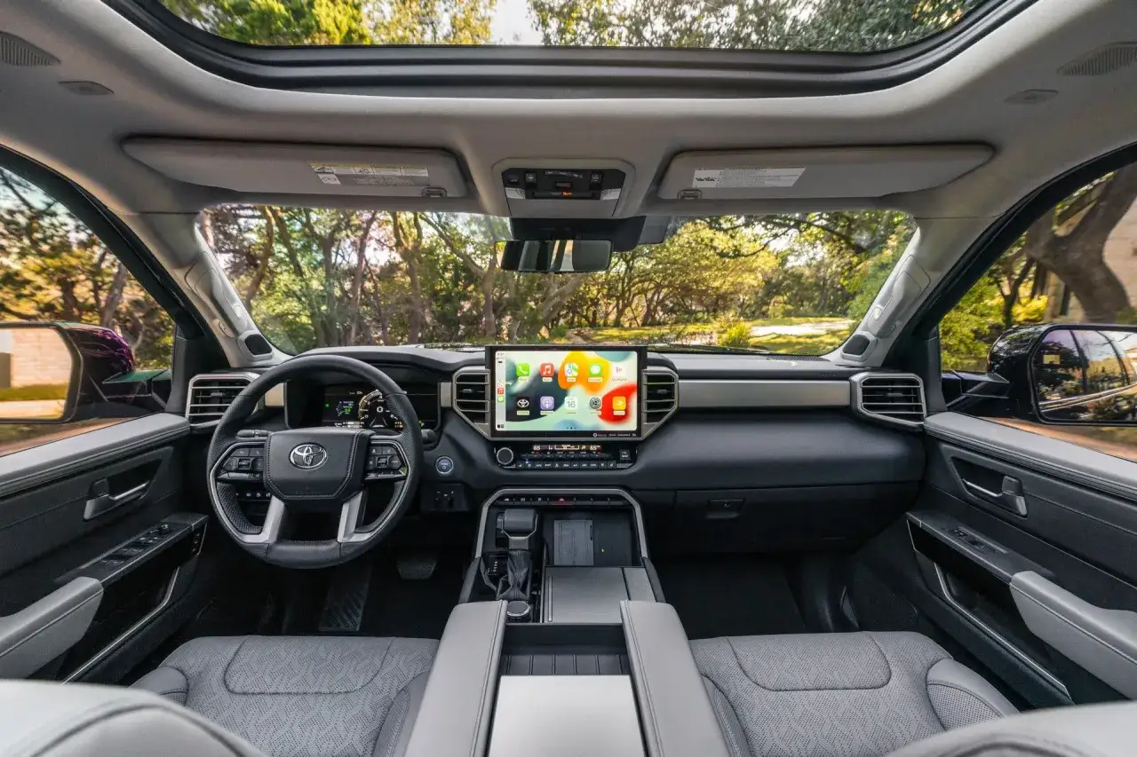 Wnętrze Toyoty Sequoia z panoramicznym dachem i nowoczesnym ekranem multimedialnym.