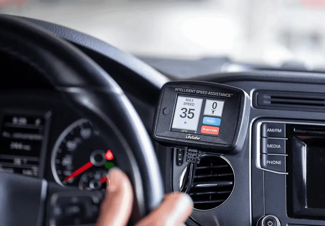 Dispositivo de asistencia inteligente de velocidad (ISA) en un coche, muestra l&iacute;mite de 35 MPH.