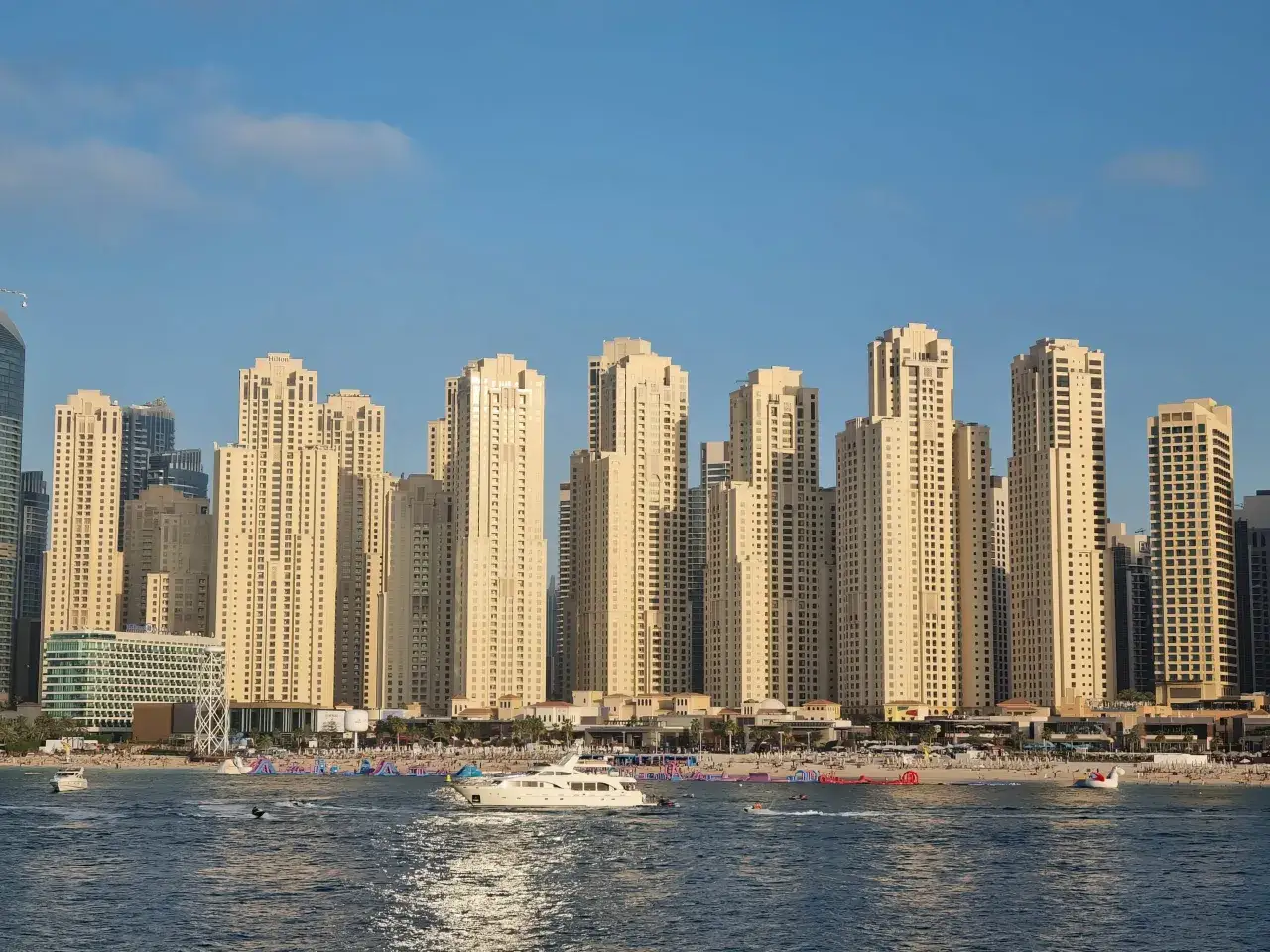 Dubajskie wieżowce i plaża. Lottomilionerzy inwestują tu w nieruchomości, bo to bezpieczna przystań dla kapitału.