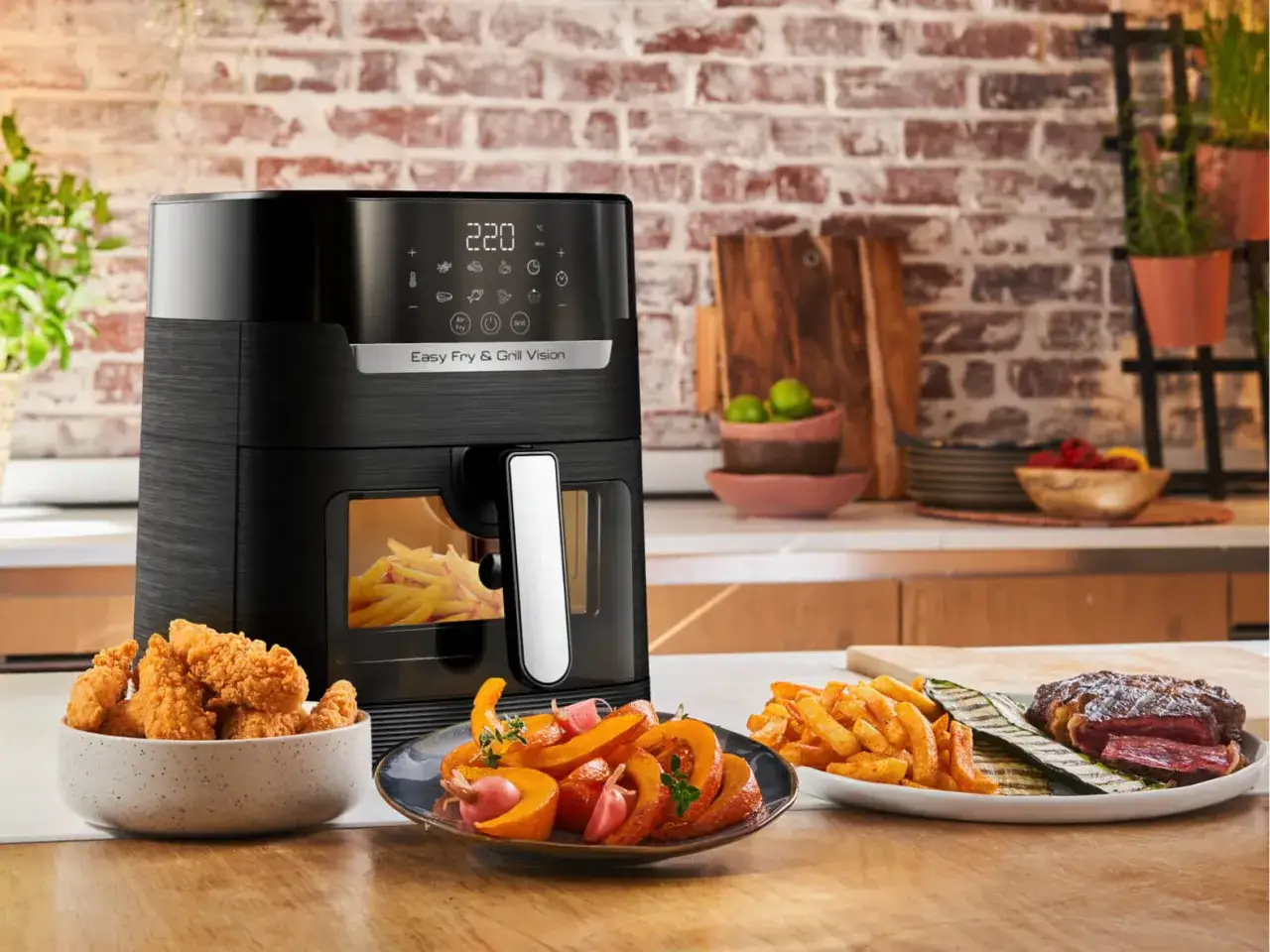 Nowoczesny air fryer z frytkami i kurczakiem. Czy air fryer jest rakotwórczy? Badania wskazują, że nie, a zdrowe posiłki to jego domena.