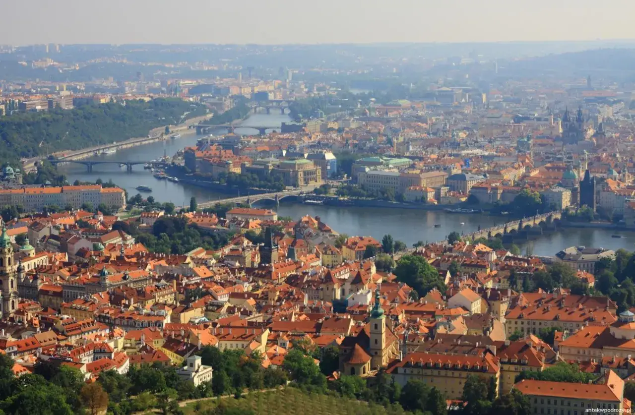 Praga, miasto mostów i wież, z czego słyną Czechy. Widok na Wełtawę i zabytkowe dachy.