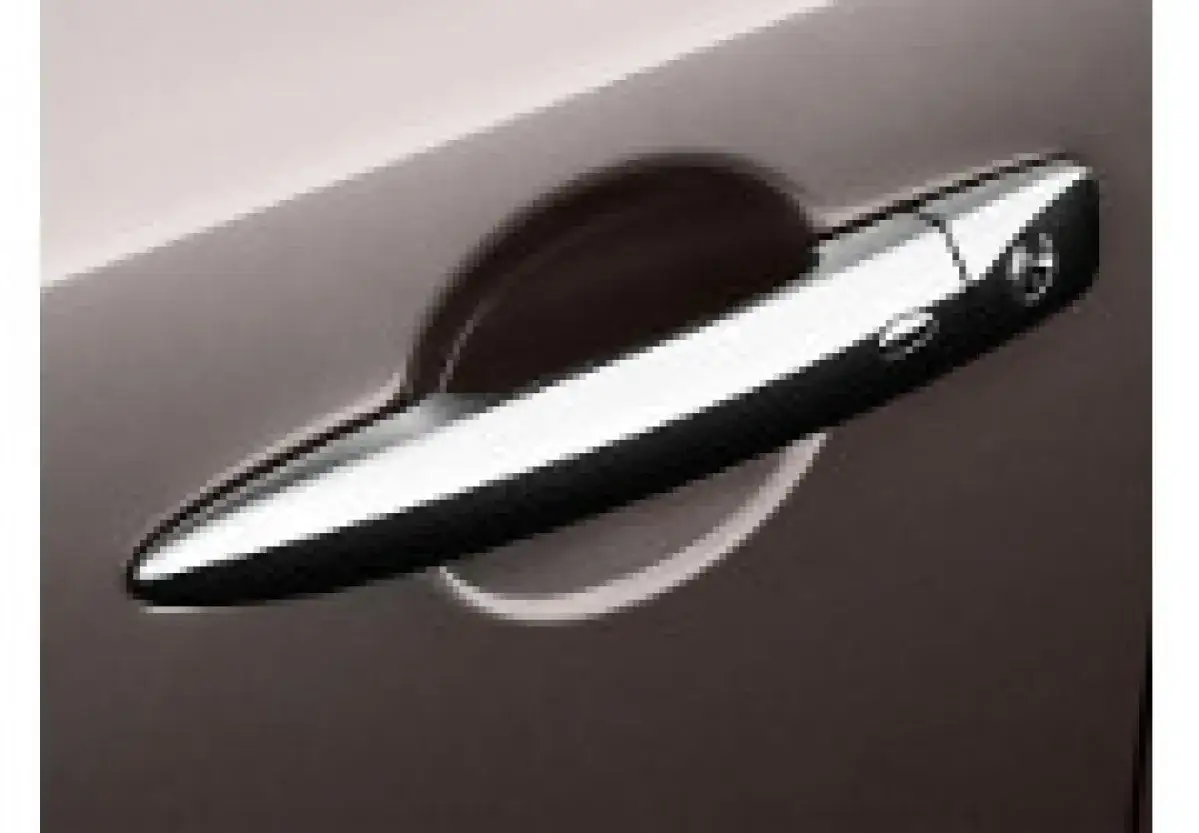 Maniglia cromata per auto, elegante e moderna, perfetta per chi desidera cambiare maniglia porta e dare un tocco di stile.