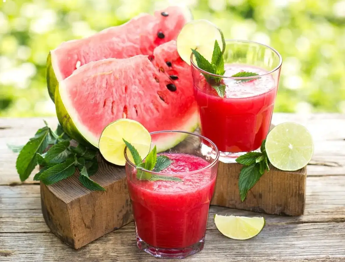 Orzeźwiający sok z arbuza z miętą i limonką, idealny na gorące dni. Ponoć to też sok na potencję!
