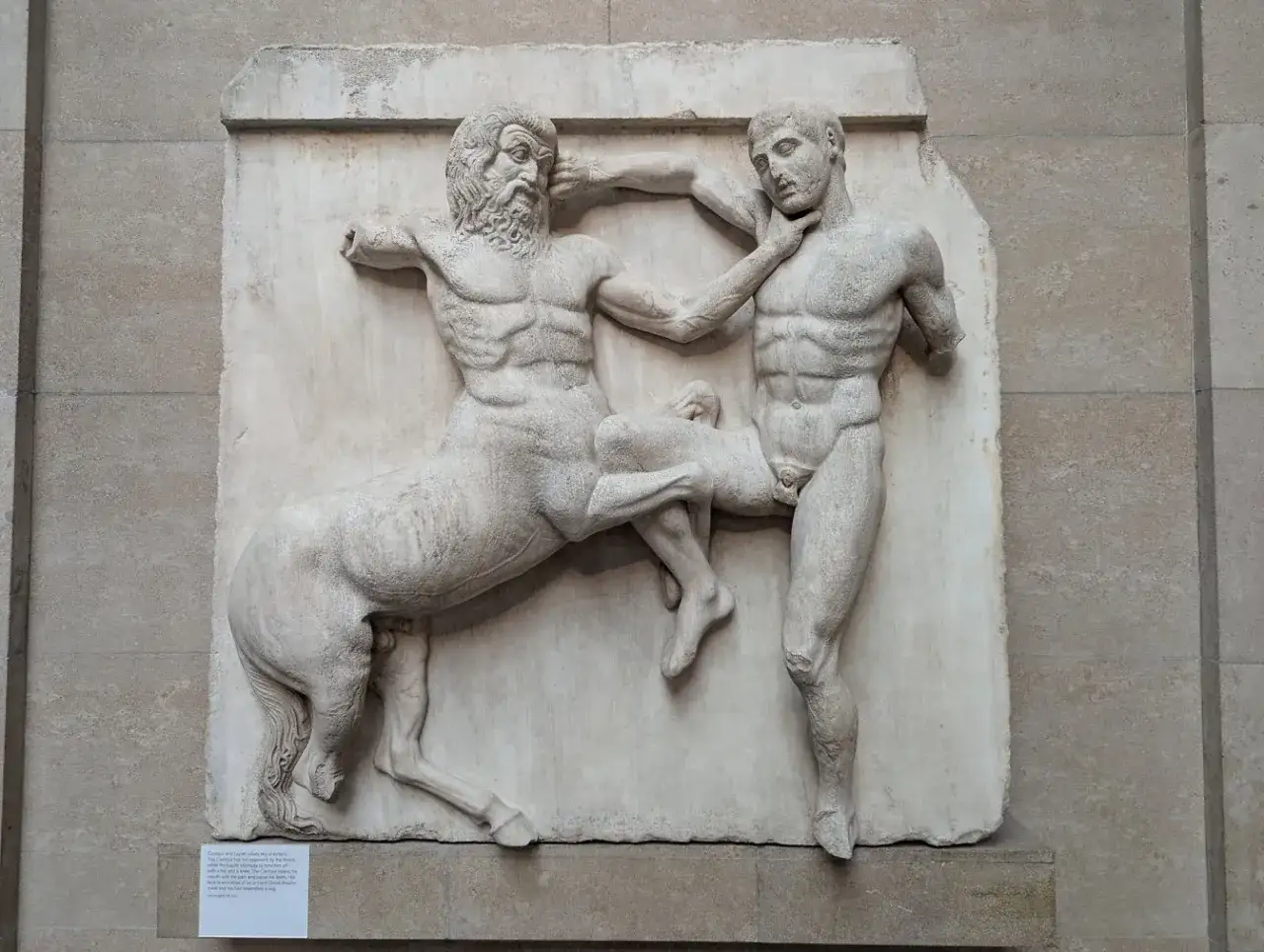 Pół człowiek pół koń, centaur, walczy z człowiekiem. Rzeźba przedstawia walkę między mitycznym stworzeniem a śmiertelnikiem.