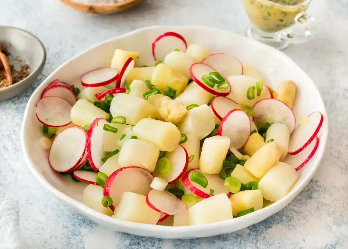 Frischer Spargelsalat mit Radieschen und Frühlingszwiebeln. Ein leichtes und leckeres Spargelsalat Rezept für den Frühling.