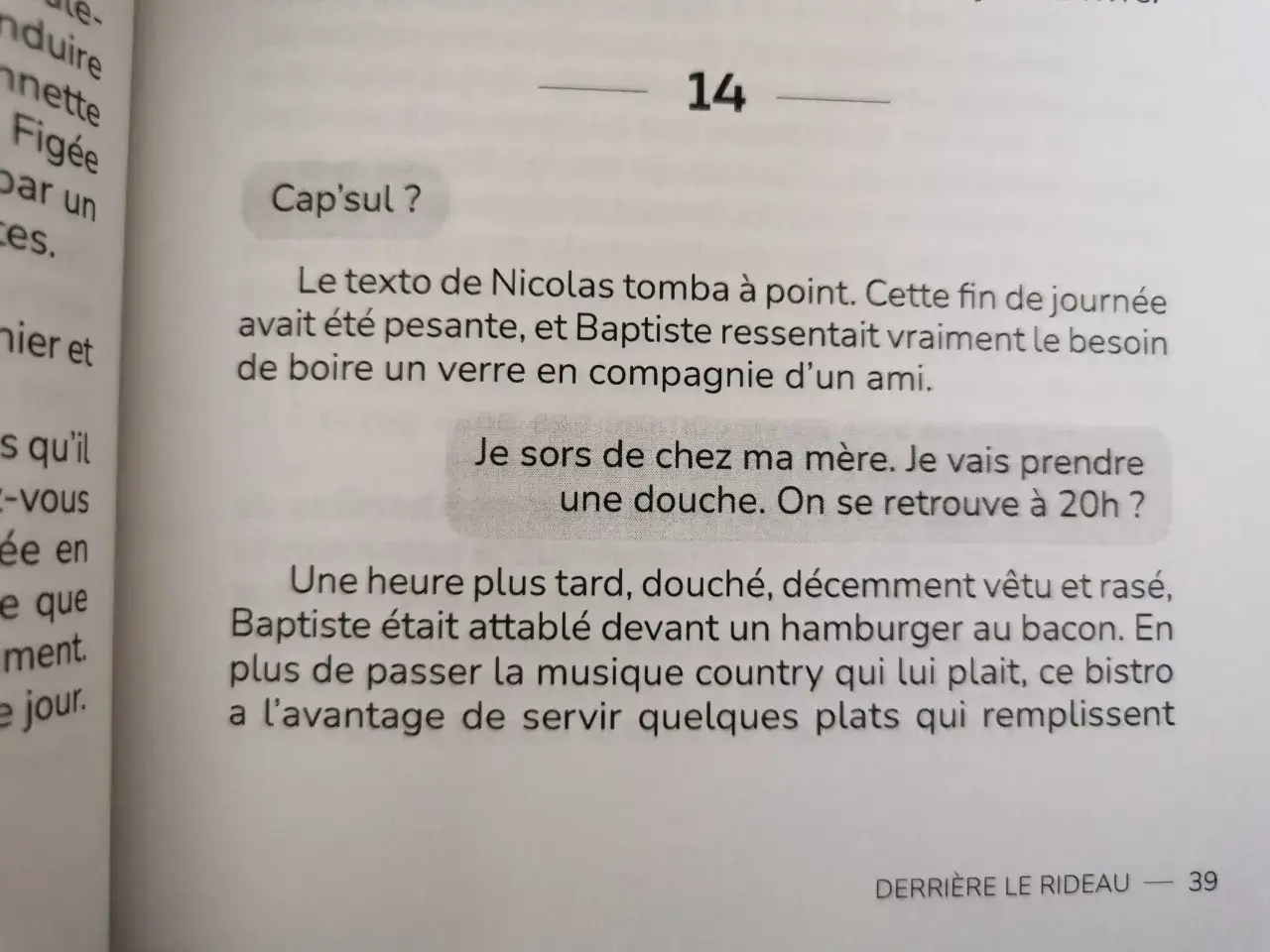 Extrait d'un livre expliquant comment écrire un dialogue. Baptiste reçoit un texto :