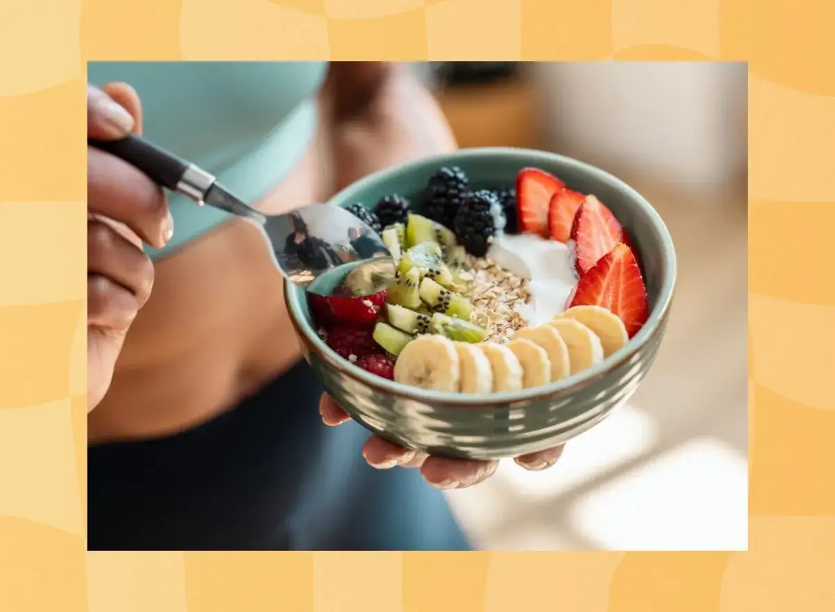 Un bol de yaourt avec fruits et granola. Peut-être que c'est la raison pour laquelle je ne perds pas de poids : trop bon !