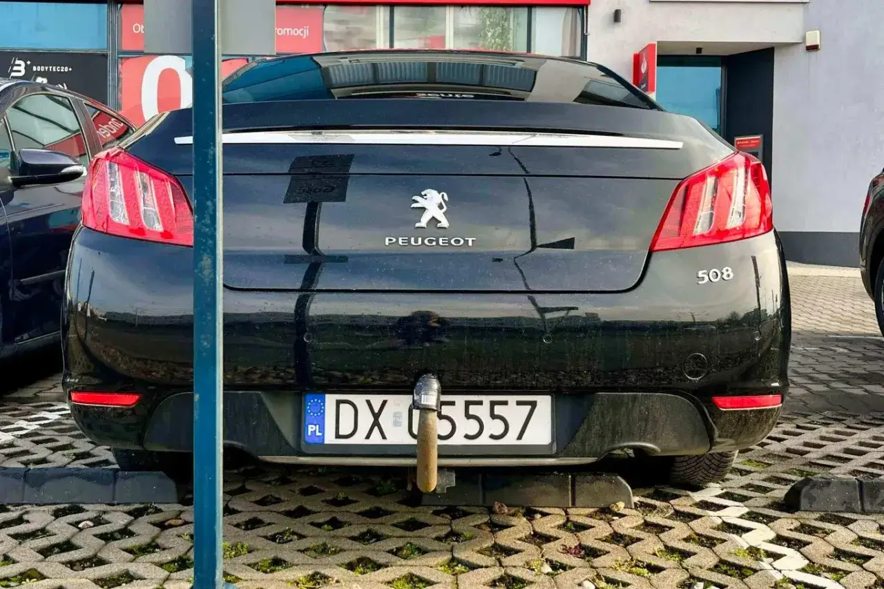 Czarne Peugeot 508 z hakiem. Czy można jeździć z hakiem? Tak, jeśli jest zamontowany zgodnie z przepisami.