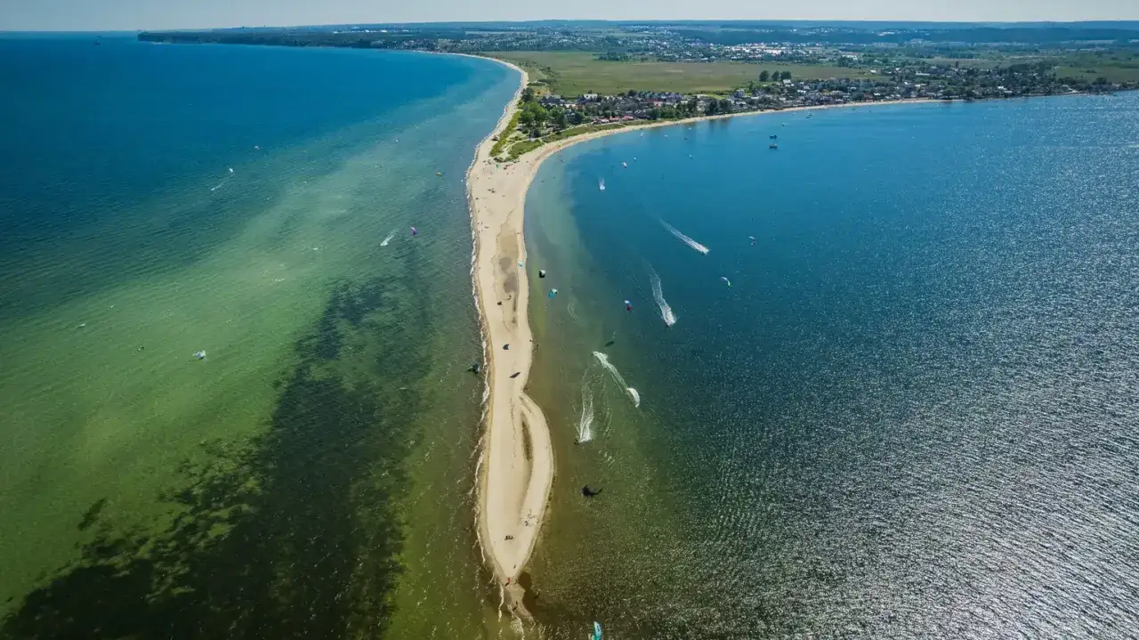P&oacute;łwysep w Rewie, gdzie kitesurferzy korzystają z wiatru. To świetne rewa atrakcje dla miłośnik&oacute;w sport&oacute;w wodnych.