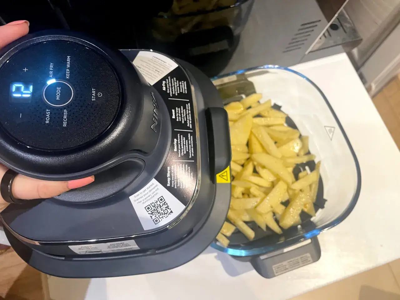 Porównanie frytek z mikrofali i opiekacza: surowe ziemniaki w misie opiekacza, gotowe do przygotowania.