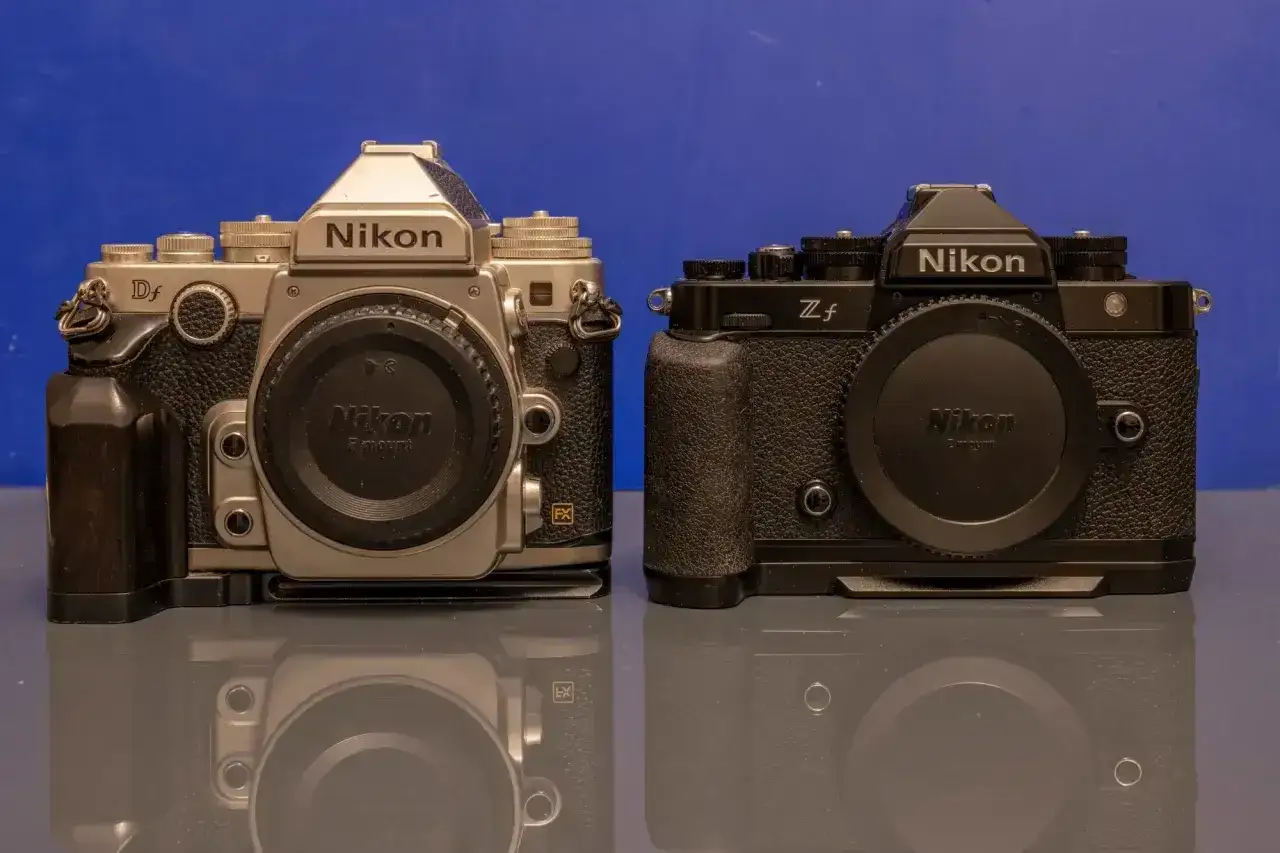 Dwie lustrzanki Nikon: srebrna Df i czarna Zf. Idealne dla początkujących, szukających najlepszej lustrzanki.