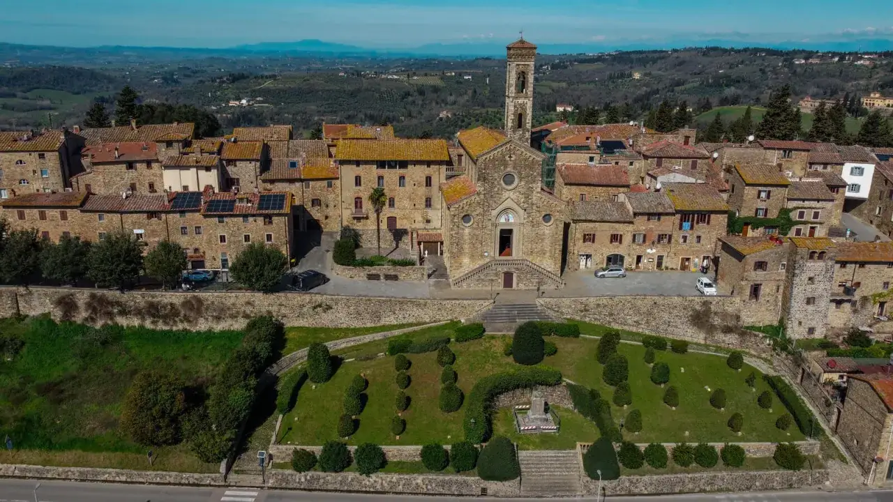 Borgo medievale con chiesa romanica e giardino curato. Un'ottima meta per scoprire cosa vedere a Barberino Val d'Elsa.