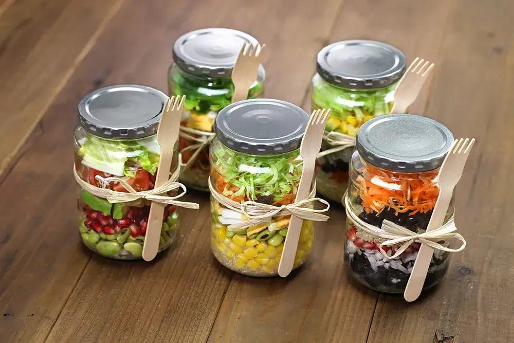 ensalada en tarro de cristal para llevar al trabajo