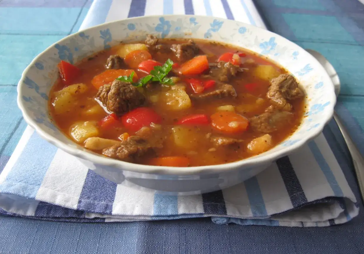 Węgierska zupa gulaszowa