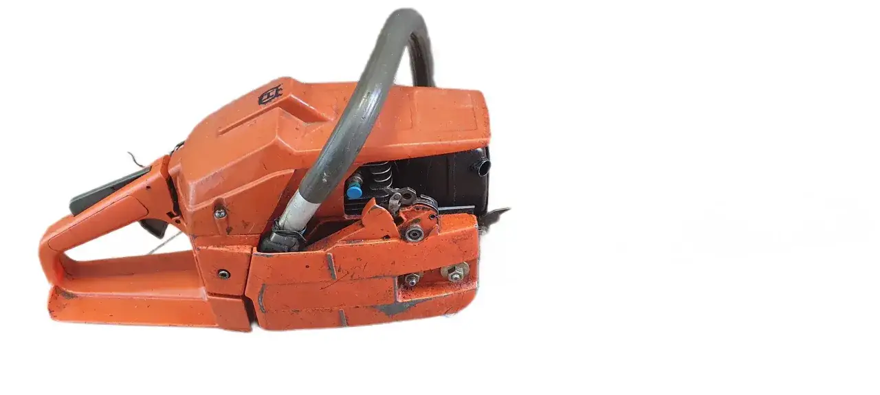 Pomarańczowa piła łańcuchowa Husqvarna 257, widoczna z boku. Szczegółowe husqvarna 257 dane techniczne są kluczowe dla jej wydajności.