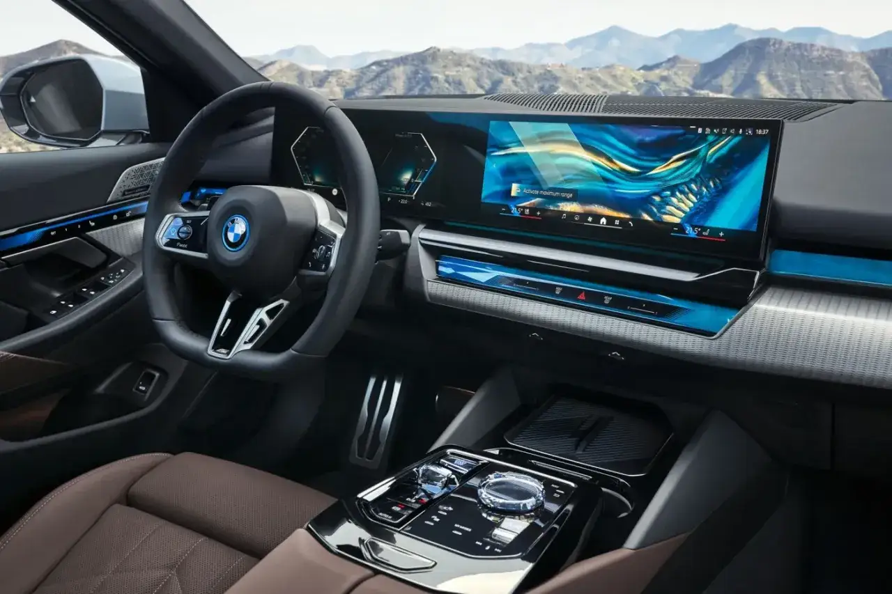 Wnętrze BMW 5 2025 z nowoczesnym ekranem i kierownicą.
