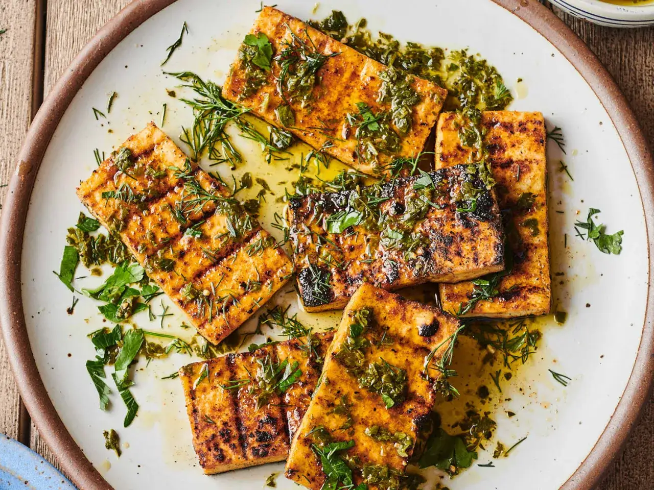 Grillowany tofu w marynacie na grilla, polane ziołowym sosem. Idealne na letnie przyjęcie.
