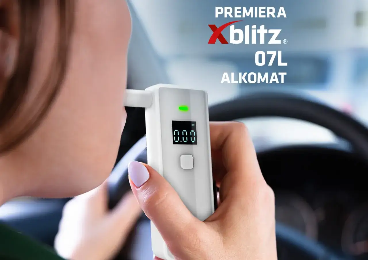 Kobieta używa alkomatu Xblitz 07L, by sprawdzić trzeźwość domowym sposobem. Wynik 0.00.