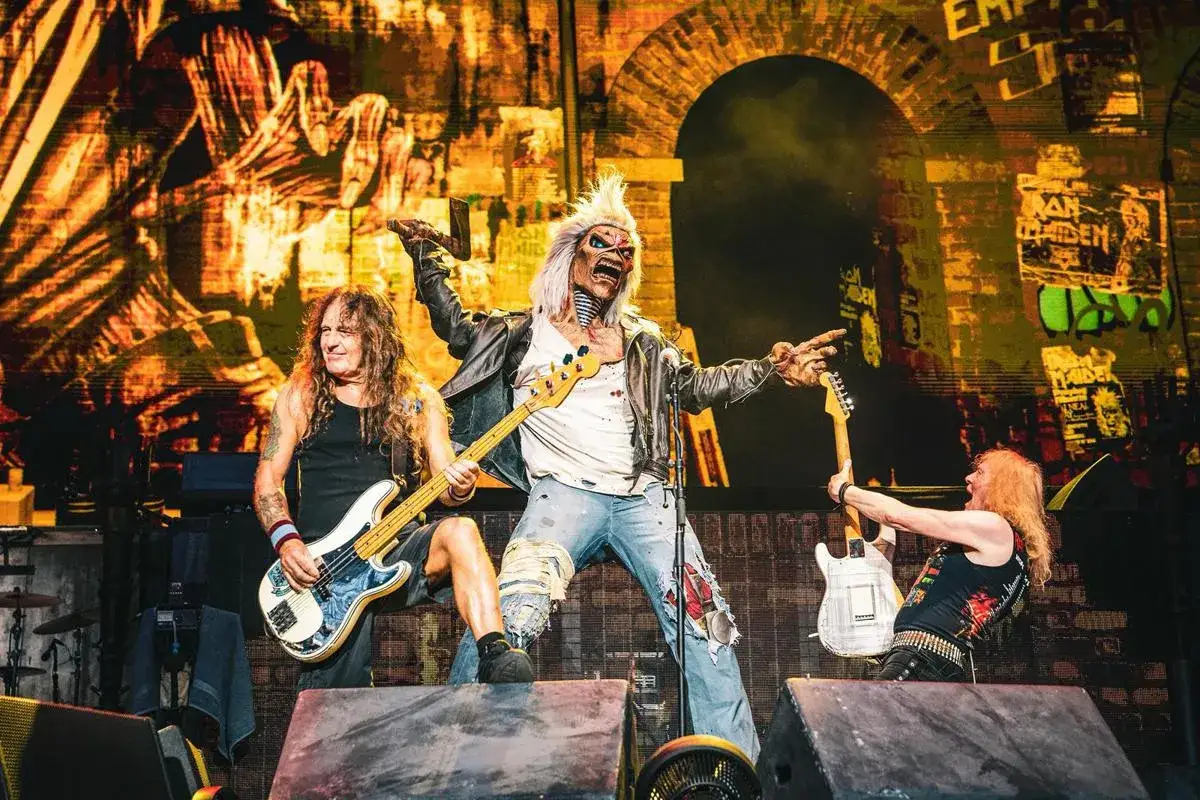 La band metal Iron Maiden sul palco con Eddie.
