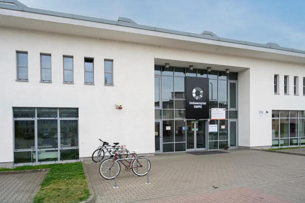 Budynek Uniwersytetu SWPS we Wrocławiu. Zastanawiasz się nad kierunki studiów? Tu zaczyna się Twoja ścieżka kariery.