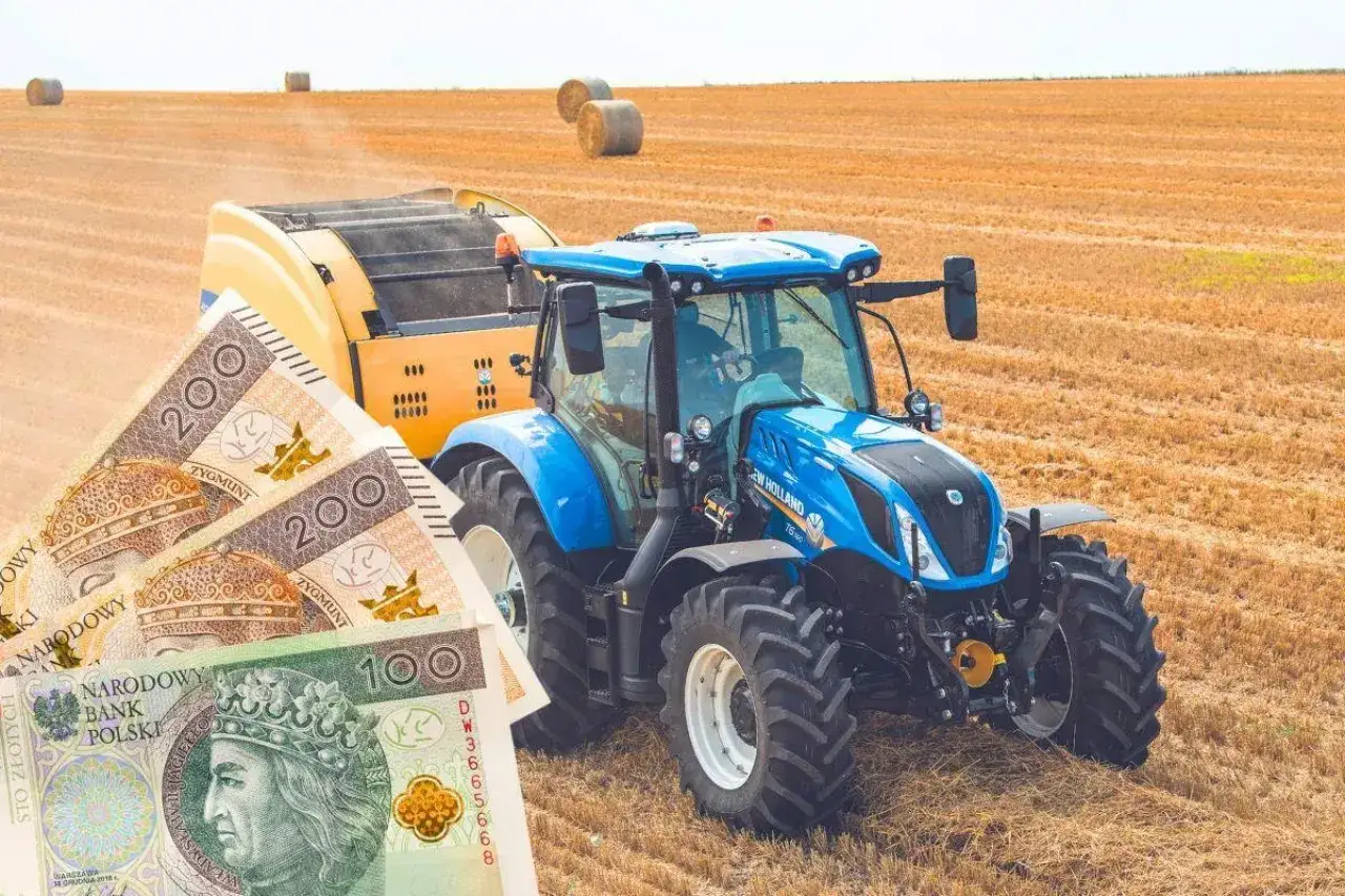 Teren rolny z traktorem i belami siana. Na pierwszym planie polskie banknoty, symbolizujące jak uniknąć PCC przy zakupie działki.