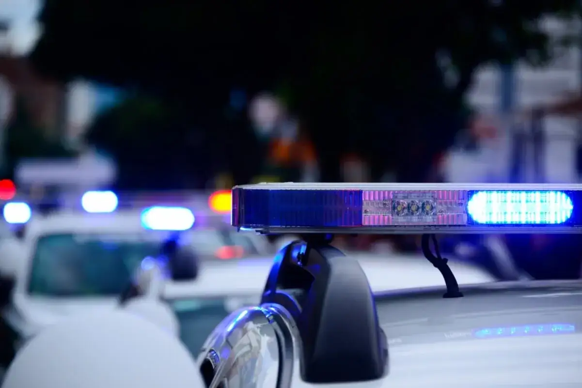 Gybes bleues et rouges clignotantes sur le toit d'un v&eacute;hicule de police, rappelant les v&eacute;hicules prioritaires du code de la route.