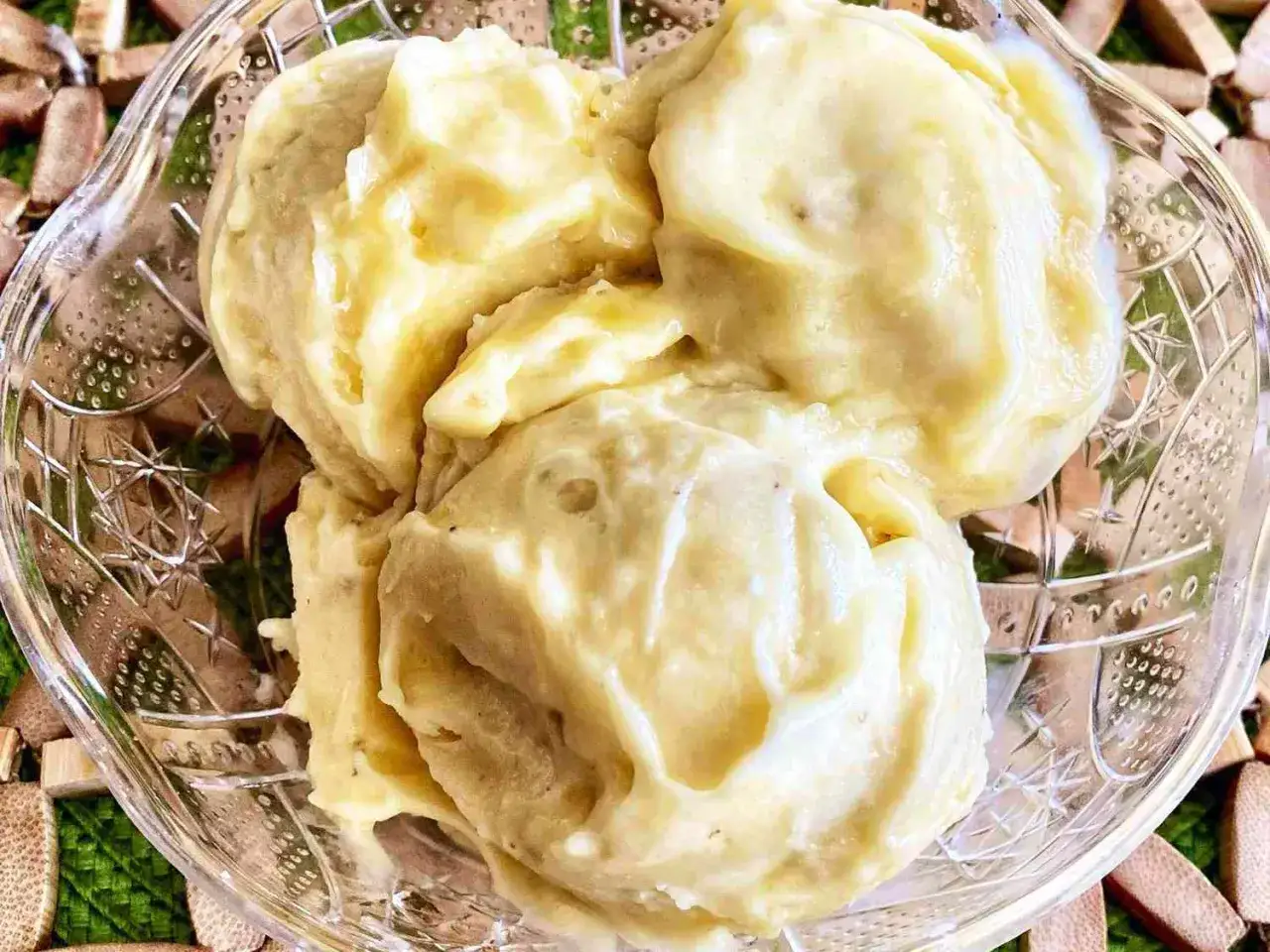 Cremoso helado de plátano servido en un cuenco de cristal. ¡Un postre refrescante y natural!