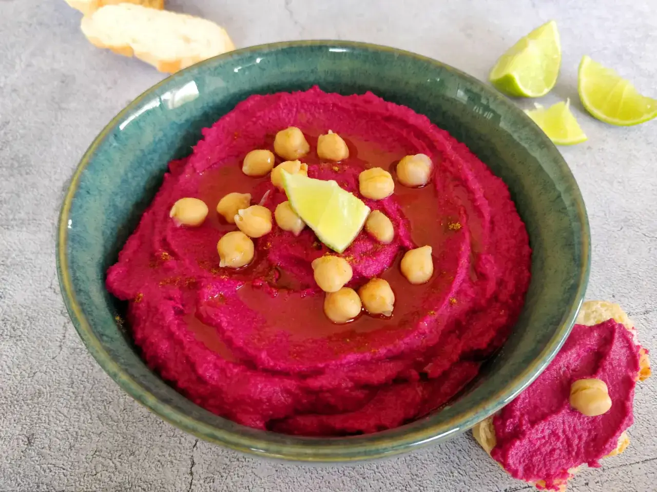 Houmous vibrant à la betterave rouge, garni de pois chiches et de quartiers de citron vert. Parfait avec des toasts croustillants.